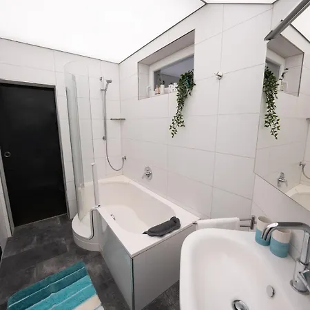 דירה Ring48 Living - Modernes Wohnen Mit Wohlfuehlambiente Mitten Im Stadtzentrum - Vollausgestattete Kueche, Bad Mit Duschbadewanne, Parkplatz