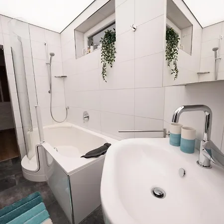 Ring48 Living - Modernes Wohnen Mit Wohlfuehlambiente Mitten Im Stadtzentrum - Vollausgestattete Kueche, Bad Mit Duschbadewanne, Parkplatz דירה *